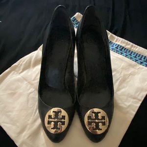 Tory Burch Wedge, black with gold logo